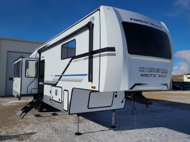 2025 Cherokee Arctic Wolf 3250SUITE